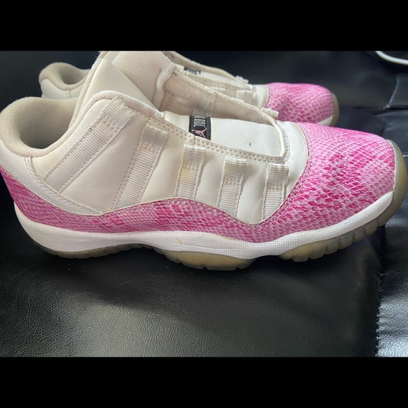 Ladies snake Jordan’s - Picture 2 of 3
